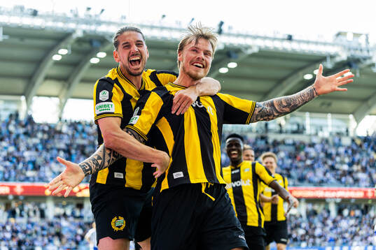 Hammarbys Nikola Vasic och Victor Eriksson jublar