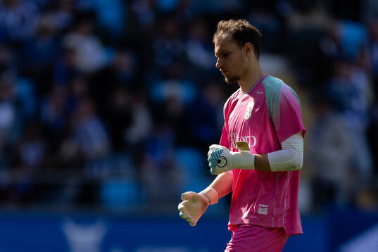 IFK Göteborgs målvakt Elis Bishesari deppar