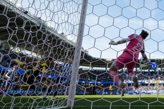 IFK Göteborgs målvakt Elis Bishesari räddar en nick