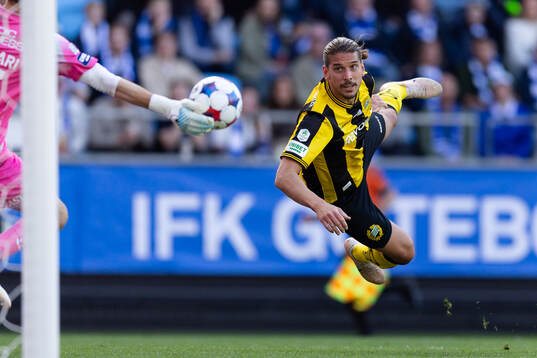 IFK Göteborgs målvakt Elis Bishesari räddar en nick