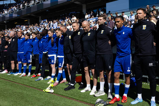 IFK Göteborgs spelare och ledare på bänken