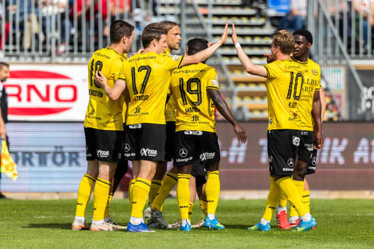 Mjällbys Tom Pettersson jublar med lagkamrater
