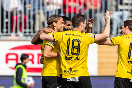 Mjällbys Tom Pettersson jublar med lagkamrater