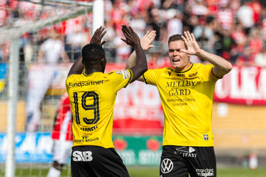 Mjällbys Abdoulie Manneh jublar med Jacob Bergström