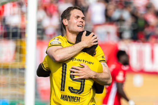 Mjällbys Jacob Bergström jublar med Abdoulie Manneh