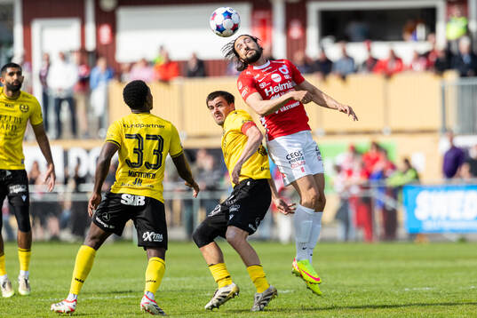 Mjällbys Jesper Gustavsson och Degerfors Dijan Vukojevic