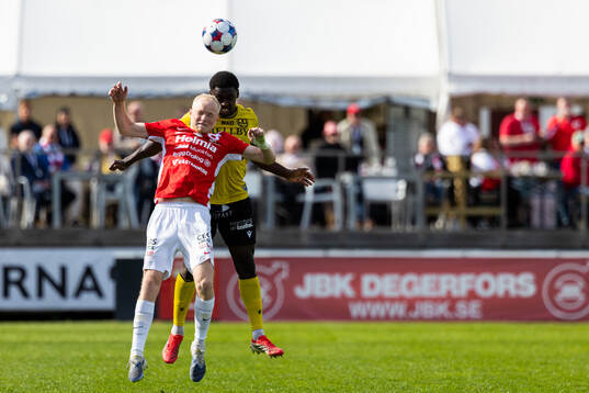 Degerfors Marcus Rafferty och Mjällbys Tony Miettinen