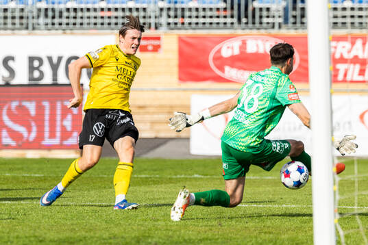 Mjällbys Elliot Stroud gör 1-4 bakom Degerfors Matvei