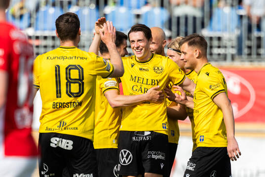 Mjällbys Elliot Stroud jublar