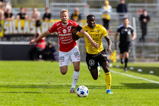 Degerfors Daniel Sundgren  och Mjällbys Abdoulie Manneh