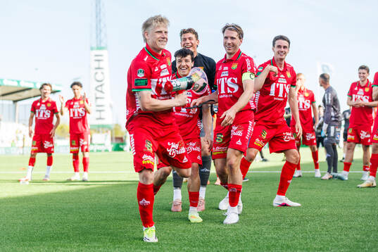 GAIS Robert Frosti Thorkelsson och August Wängberg jublar