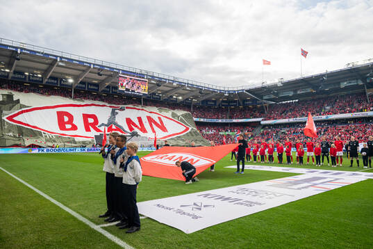 Players of Brann lining up