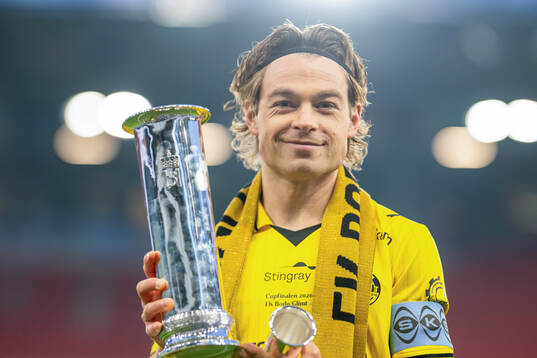 Patrick Berg of Bodø/Glimt with the trophy