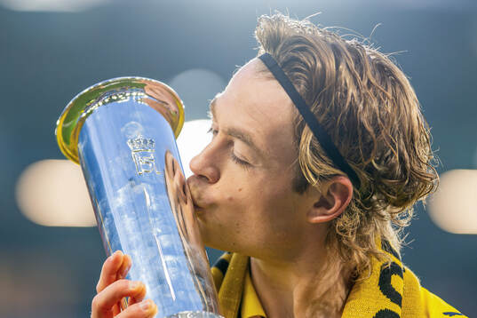 Patrick Berg of Bodø/Glimt kisses the trophy