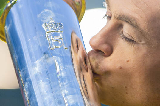 Patrick Berg of Bodø/Glimt kisses the trophy