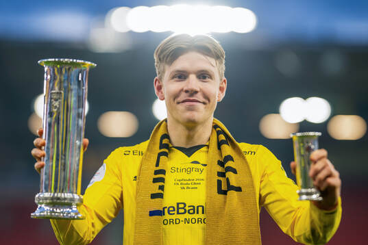 Jens Petter Hauge of Bodø/Glimt with the trophy
