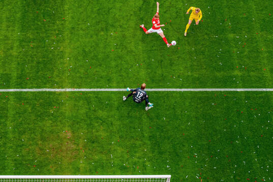 Thore Pedersen of Brann blocks an attempt from Sondre