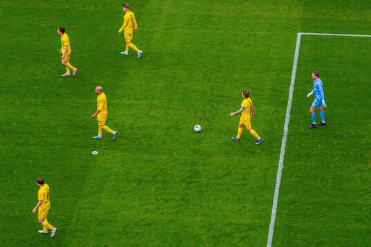 Patrick Berg, goalkeeper Nikita Haikin and players of