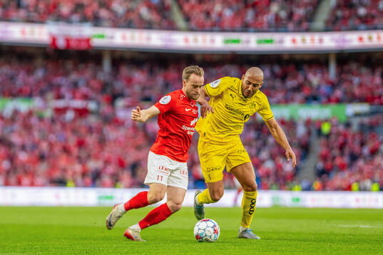 Bård Finne of Brann and Haitam Aleesami of Bodø/Glimt