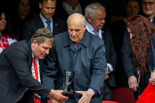 Aslak Sverdrup, chairman of Brann, and King Harald V of