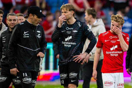 Head coach Freyr Alexandersson, goalkeeper Simen Vidtun