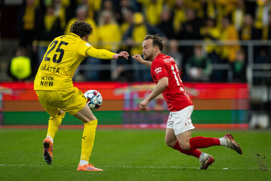 Bård Finne of Brann and Isak Dybvik Määttä of