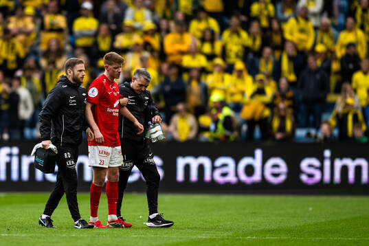 Thore Pedersen of Brann leaving the field injured