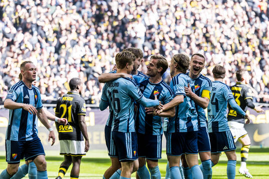 Djurgårdens Miro Tenho jublar med lagkamraterna
