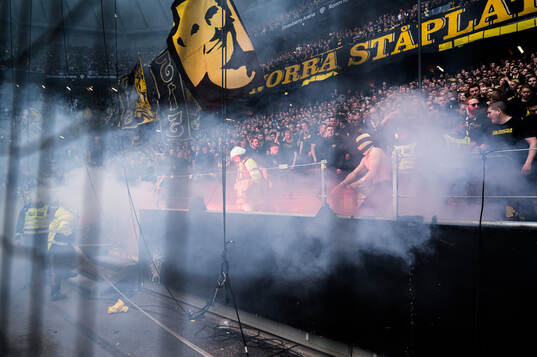 Matchen pausad på grund av rökutveckling