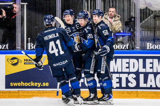 Finlands players celebrates 1-2