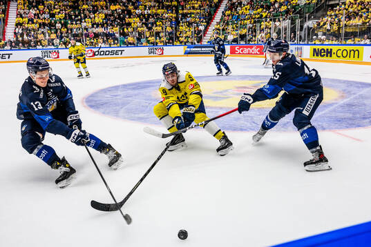Jesse Puljujärvi of Finland and Linus Karlsson of Sweden