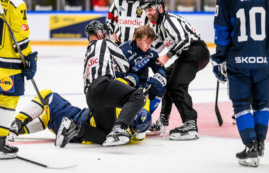 Jack Berglund of Sweden and Anton Lundell of Finland