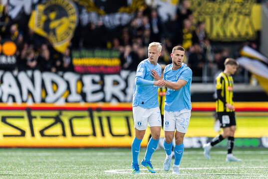 Malmö FFs Gabriel Busanello och Otto Rosengren jublar