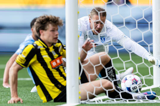Häckens Gustav Lindgren gör 3-1 och Malmö FFs målvakt
