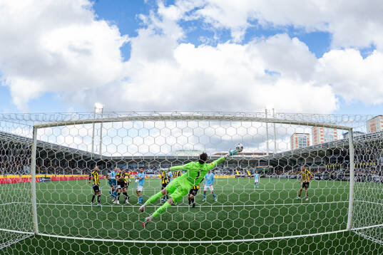 Malmö FFs Erik Botheim reducerar till 3-2 på Häckens