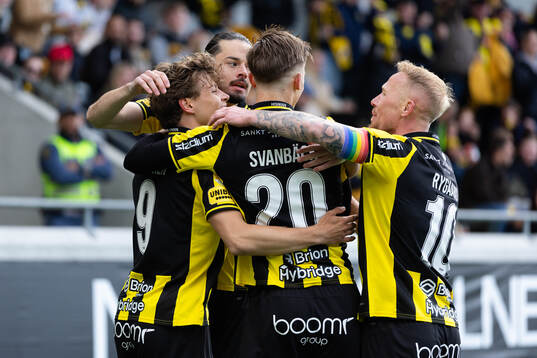 Häckens Gustav Lindgren jublar med lagkamrater