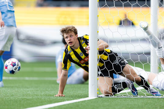 Häckens Gustav Lindgren gör 3-1 på Malmö FFs målvakt