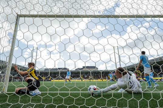 Häckens Gustav Lindgren gör 3-1 på Malmö FFs målvakt