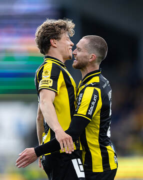 Häckens Gustav Lindgren jublar ihop med Adam Lundkvist