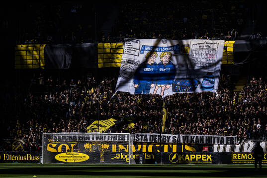 AIKs supportar med banderoller