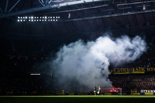 Matchen pausas på grund av rökutveckling