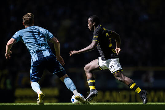 Djurgårdens Hampus Finndell och AIKs Stanley Wilson Omondi