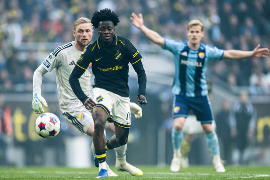 Djurgårdens målvakt Jacob Rinne och AIKs Axel Kouame