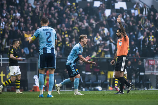Domare Mohammed Al-Hakim dömer bort 2-2 målet