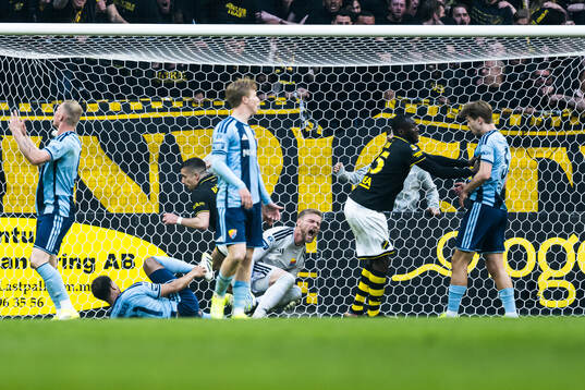 Djurgårdens målvakt Jacob Rinne skadar sig