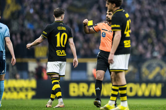 AIKs Bersant Celina får gult kort av domare Mohammed
