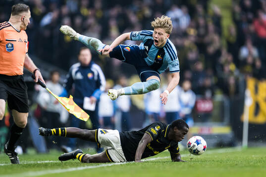 Djurgårdens Matias Siltanen och AIKs Stanley Wilson Omondi