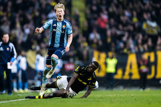 Djurgårdens Matias Siltanen och AIKs Stanley Wilson Omondi