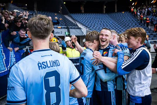Djurgårdens Bo Hegland och Piotr Johansson jublar