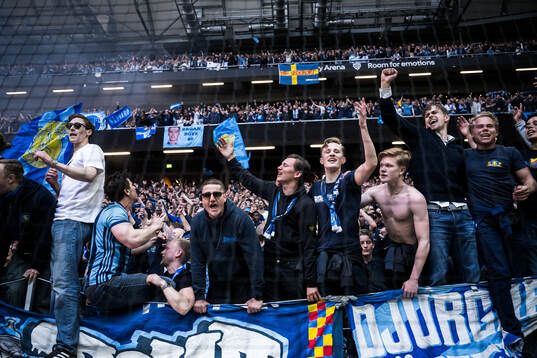 Djurgårdens supportrar jublar fotbollsmatchen i